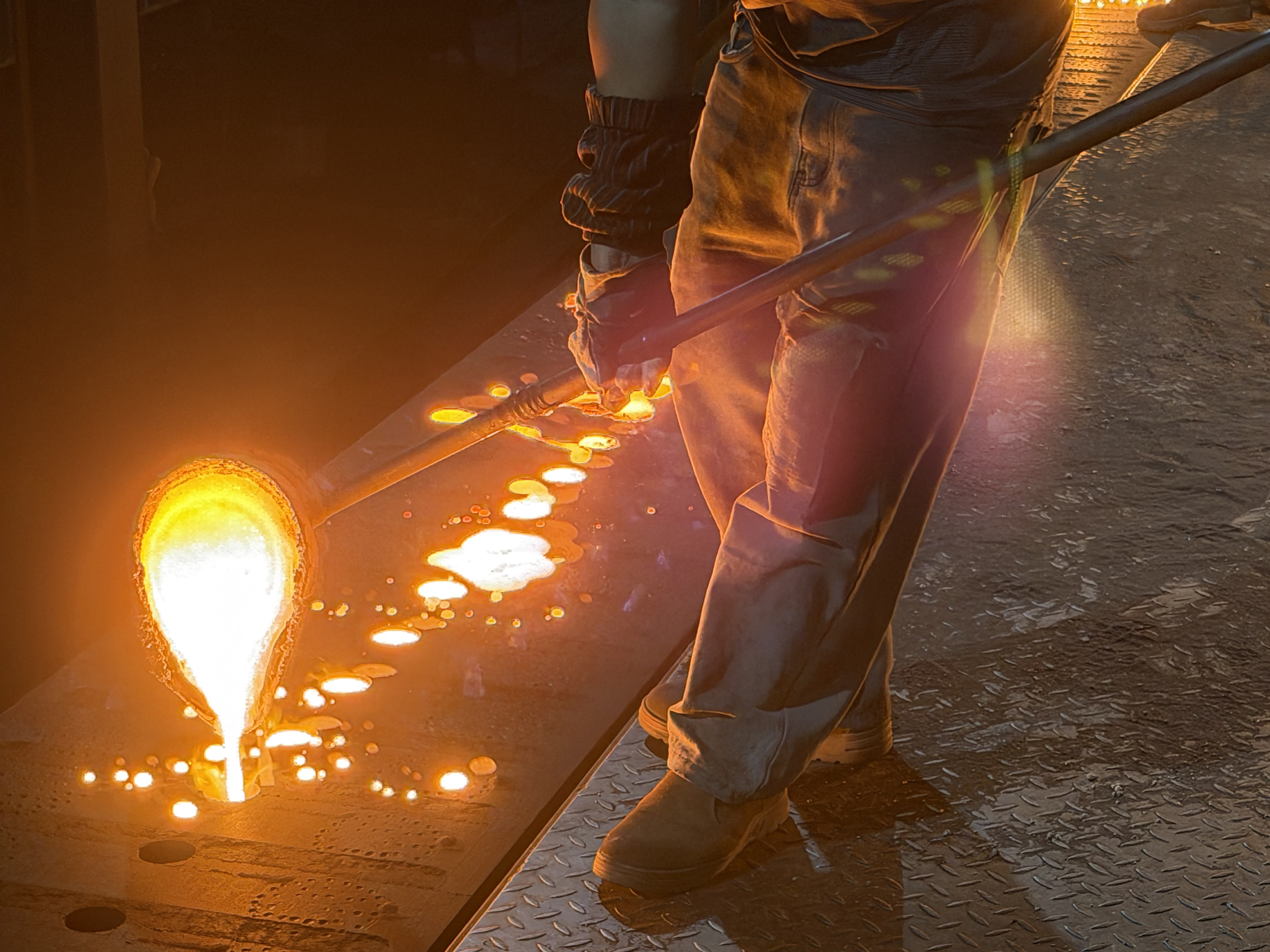 Molten iron pouring Yuanzhou cast iron cookware factory