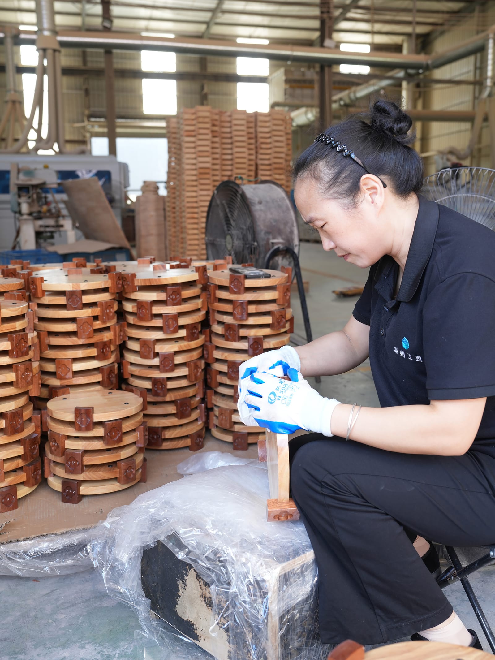 QC / packaging inspection cast iron cookware factory photo