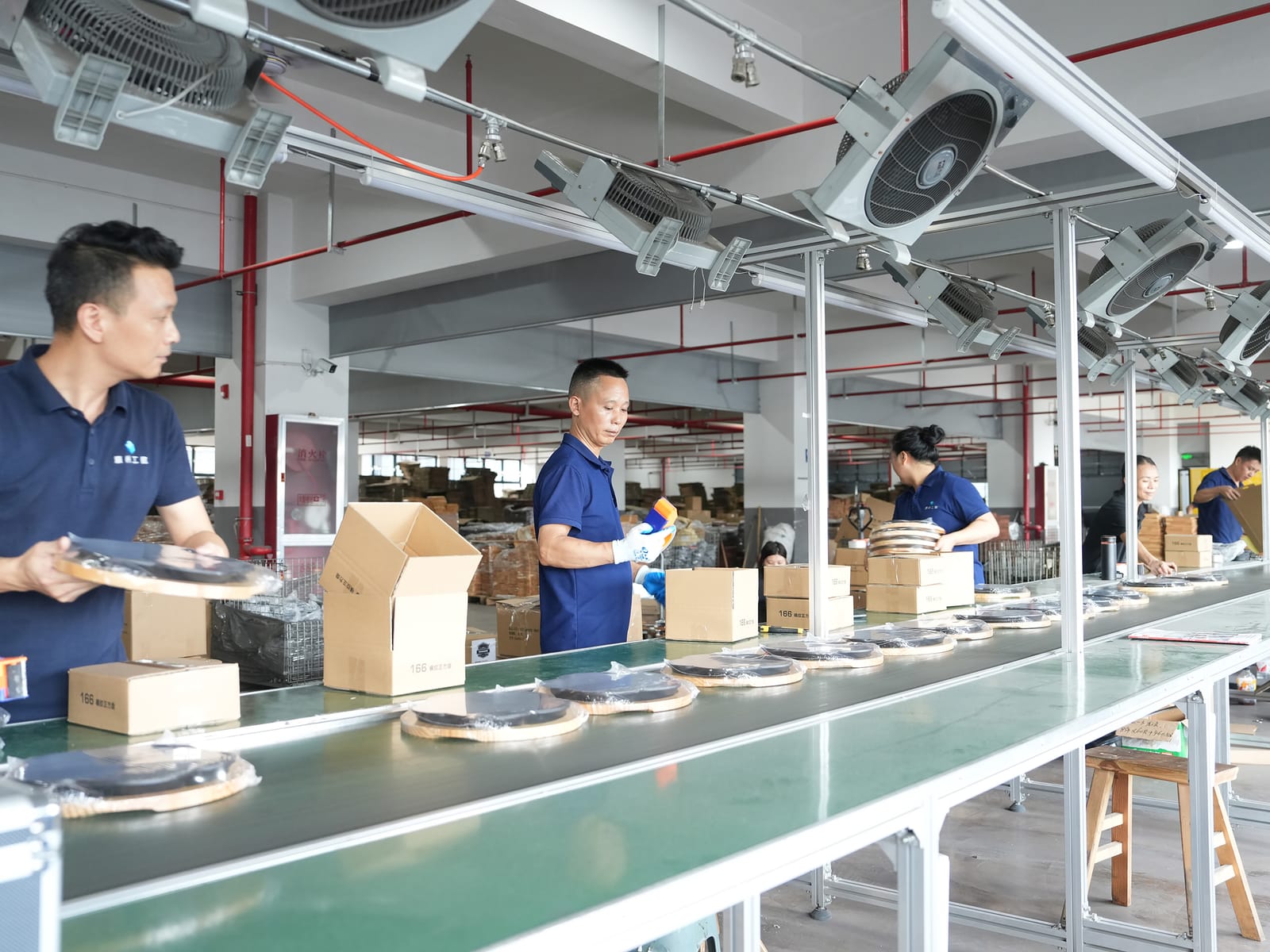 Packaging line cast iron cookware factory photo