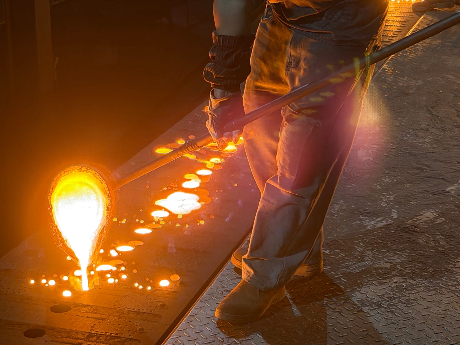 Molten iron pouring Yuanzhou cast iron cookware factory