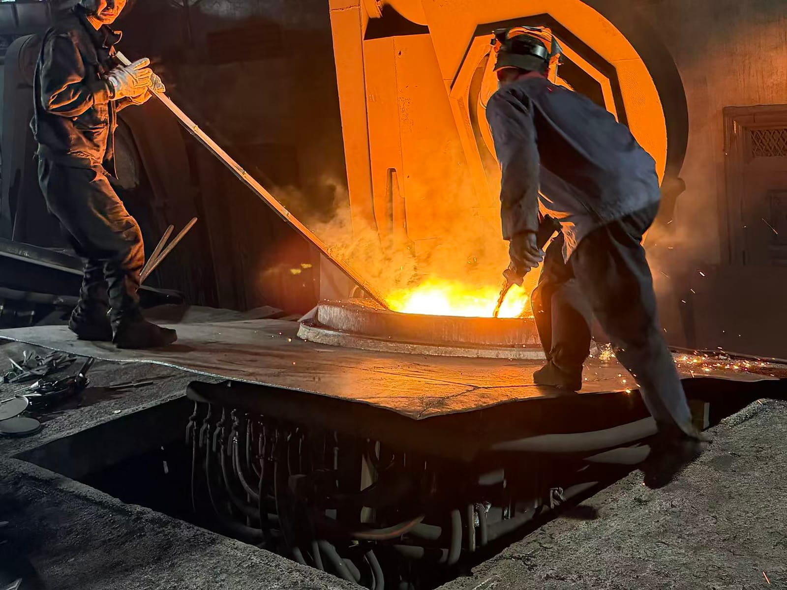 Foundry pouring Yuanzhou cast iron cookware factory